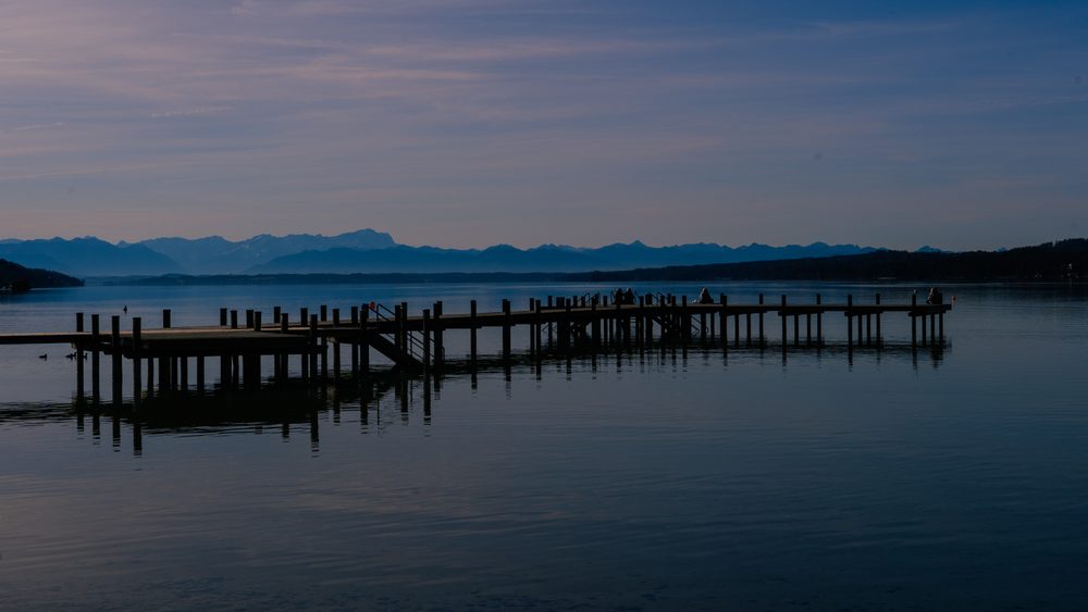 Steg am Starnberger See mit Blick auf die Alpen