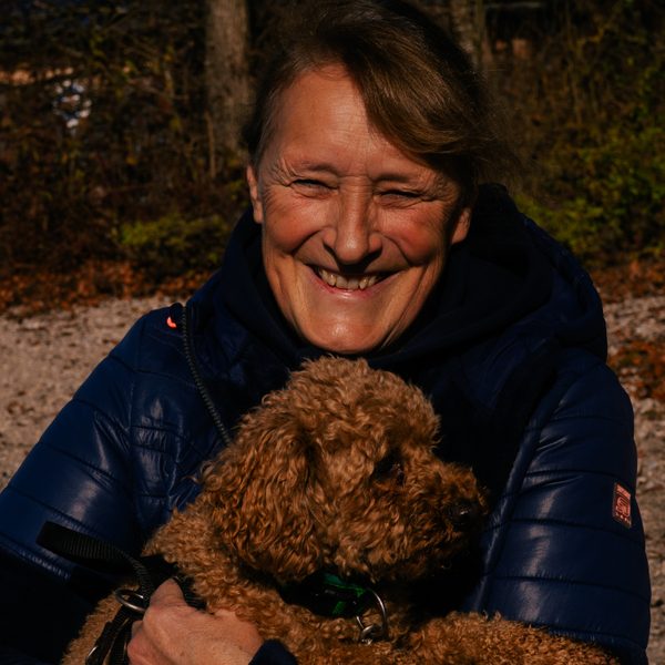 Franka Heyder mit einem jungen Pudel im Junghundtraining bei Starnberg
